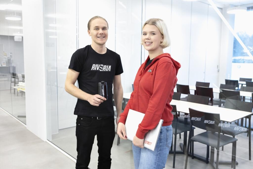 Kaksi opiskelijaa käytävällä.